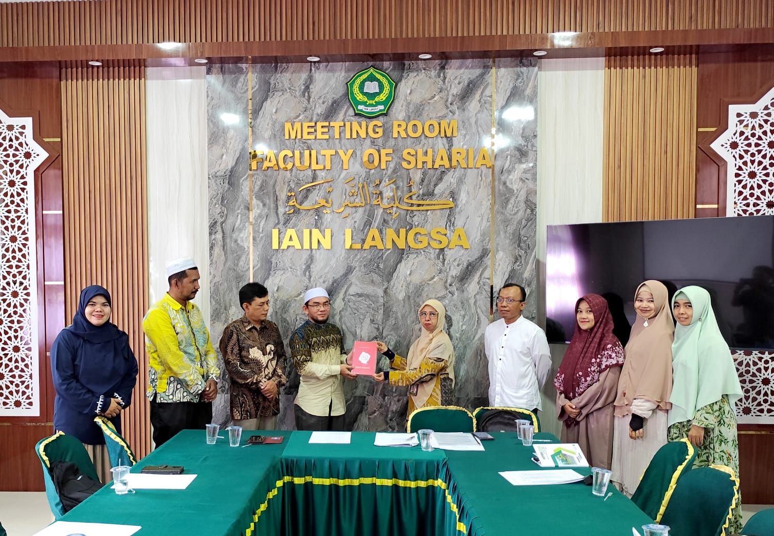 Dr. Asrar Mabrur Gaza, S.Th.I, MA Hibahkan Buku Karyanya kepada Fakultas Syariah IAIN Langsa