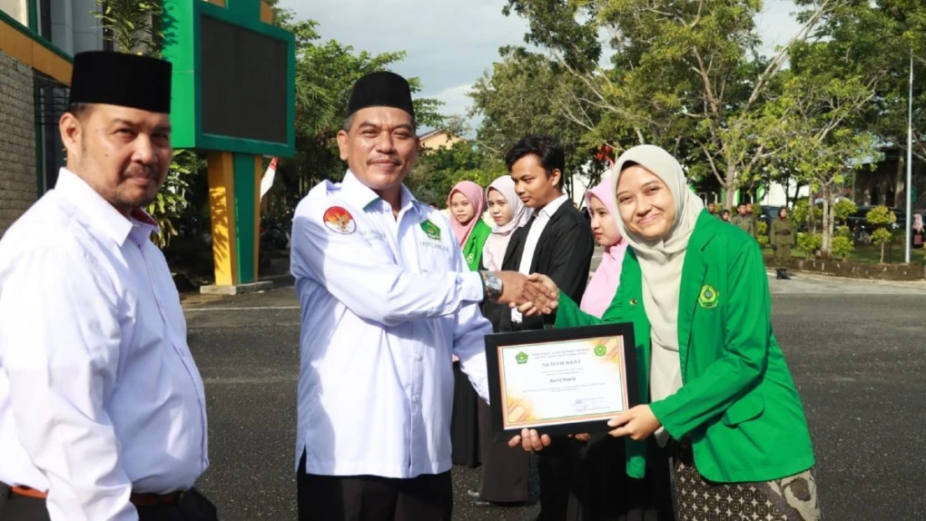 8 Mahasiswa Fakultas Syariah Raih Penghargaan Mahasiswa Berprestasi dari Rektor IAIN Langsa Tahun 2024